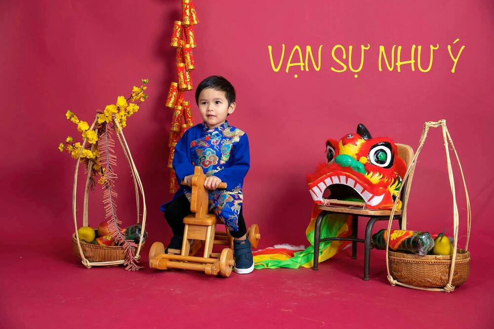 Trước thềm năm mới, vợ ca sĩ Đan Trường cũng đã nhanh chóng khoe hình ảnh con trai trong những chiếc áo dài có họa tiết đậm chất truyền thống.