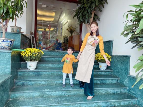 Kỳ Hân duyên dáng diện áo dài cùng con trai đi chúc Tết.