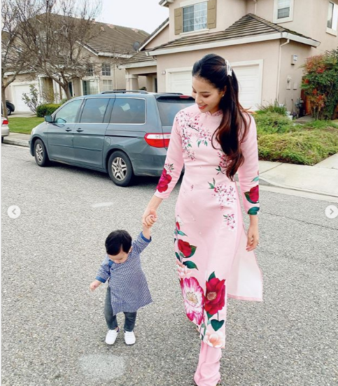 Hoa hậu Phạm Hương cùng con trai diện áo dài xúng xính đón Tết trên đất Mỹ. Ảnh: Internet.