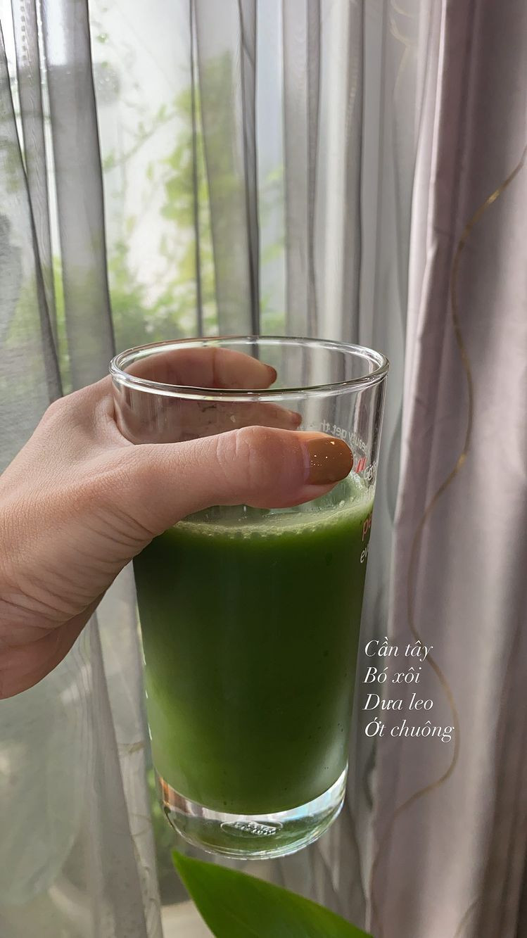 Ca sĩ Yến Trang thường uống nước ép từ ác nguyên liệu đều có màu xanh, có lượng đường thấp, chứa nhiều diệp lục, tốt cho hệ tiêu hóa, đào thải độc tố, ngăn ngừa lão hóa cho cơ thể... Các loại rau củ xanh thường được nữ ca sĩ sử dụng là rau bó xôi, cần tây, dưa leo, ớt chuông...