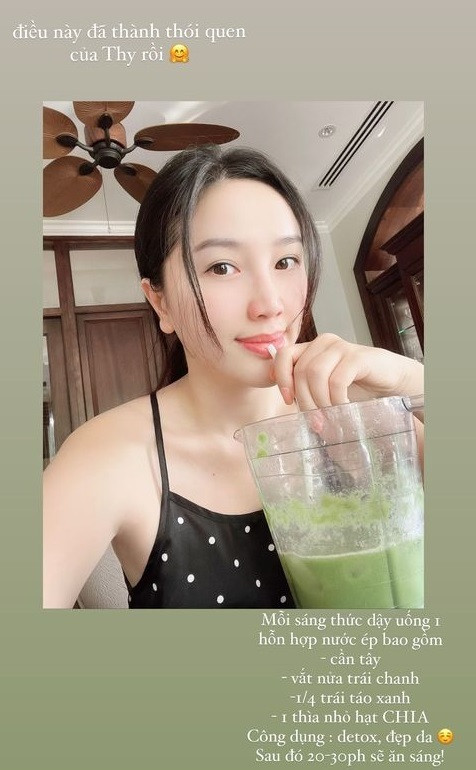 Để giữ dáng, Bảo Thy có thói quen uống nước ép cần tây trước bữa sáng khoảng 30 phút giúp đào thải độc tố, tăng cường sức khỏe hệ tiêu hóa. Công thức nước ép của giọng ca sinh năm 1988 bao gồm cần tây, 1/4 trái táo xanh, 1 thìa nhỏ hạt chia cùng nước cốt nửa trái chanh.