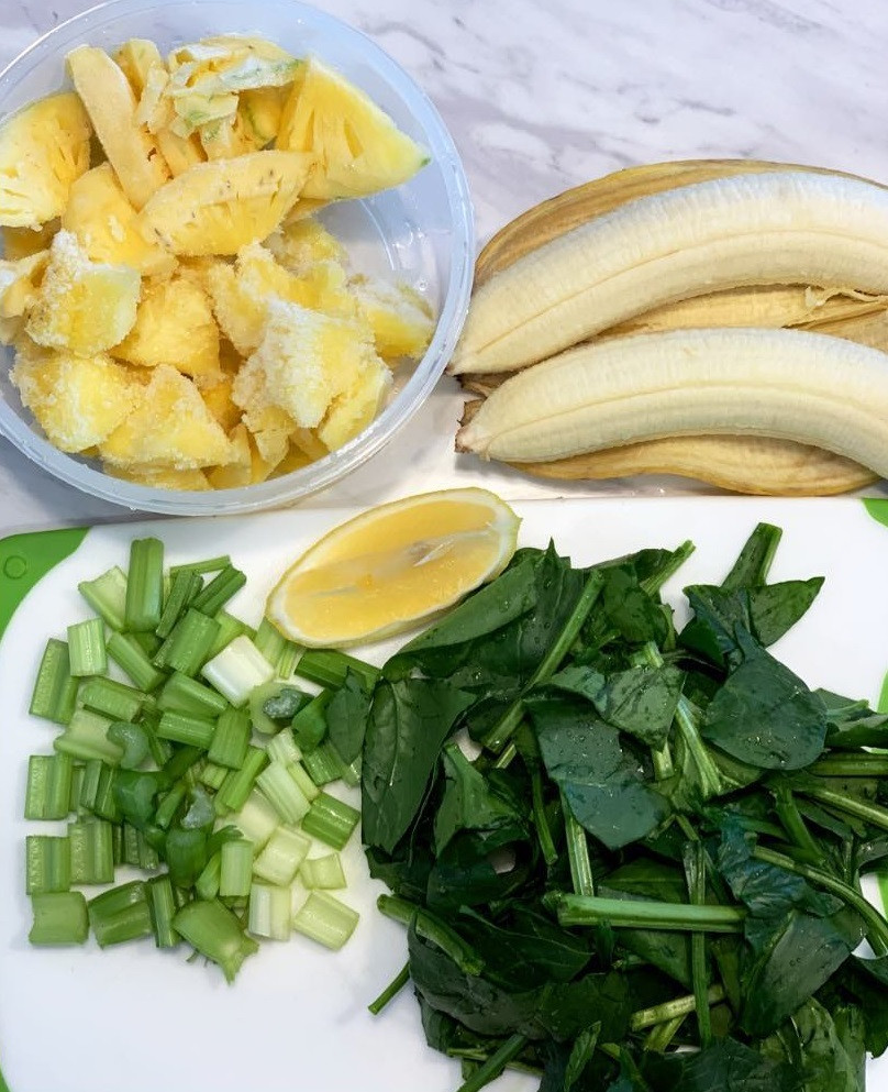 Tóc Tiên sử dụng dứa, chuối chín, cần tây, rau chân vịt cho thức uống xanh. Nữ ca sĩ cũng thêm một chút nước cốt chanh và mật ong hoặc mật agave vào hỗn hợp để có hương vị dễ uống hơn.