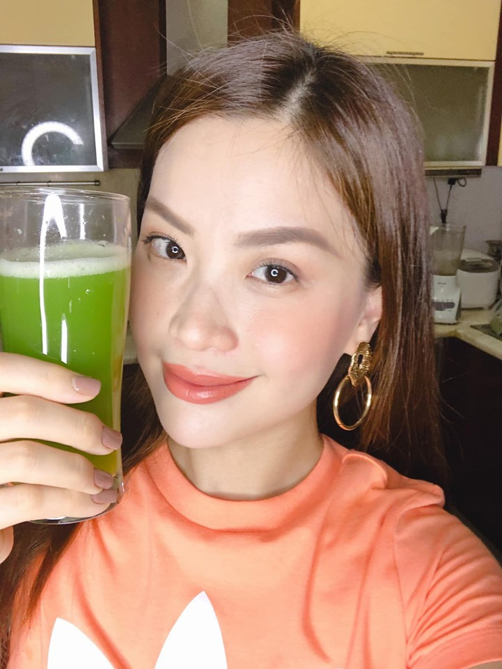 Á hậu Diễm Trang cũng áp dụng detox cơ thể với nước ép cần tây. Cô loại bỏ phần lá, làm sạch rồi cắt khúc phần bẹ, đem xay nhuyễn sau đó lọc qua một chiếc khăn sạch để lấy nước và chăm chỉ uống mỗi sáng.