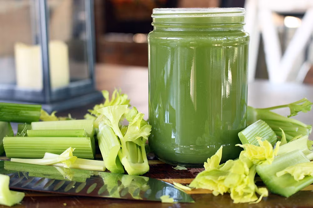 Trào lưu uống nước ép cần tây để giảm cân hay dưỡng da, giữ dáng ngày càng thịnh hành tại Việt Nam.