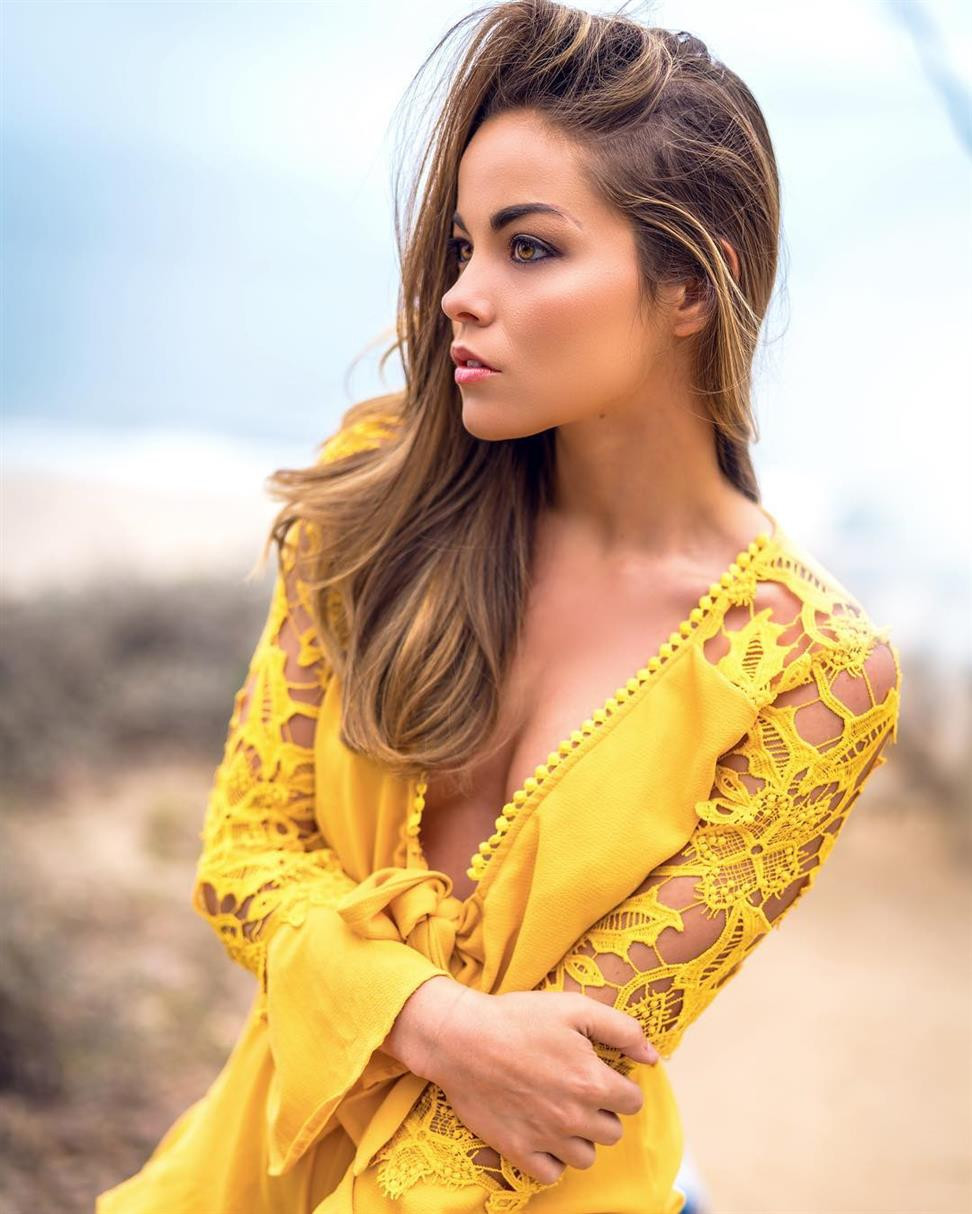 Bộ đồ xẻ ngực sâu giúp cô khoe vòng một "cực phẩm".