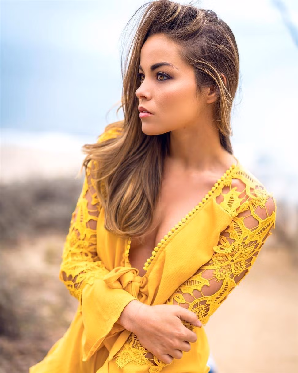 Bộ đồ xẻ ngực sâu giúp cô khoe vòng một "cực phẩm".