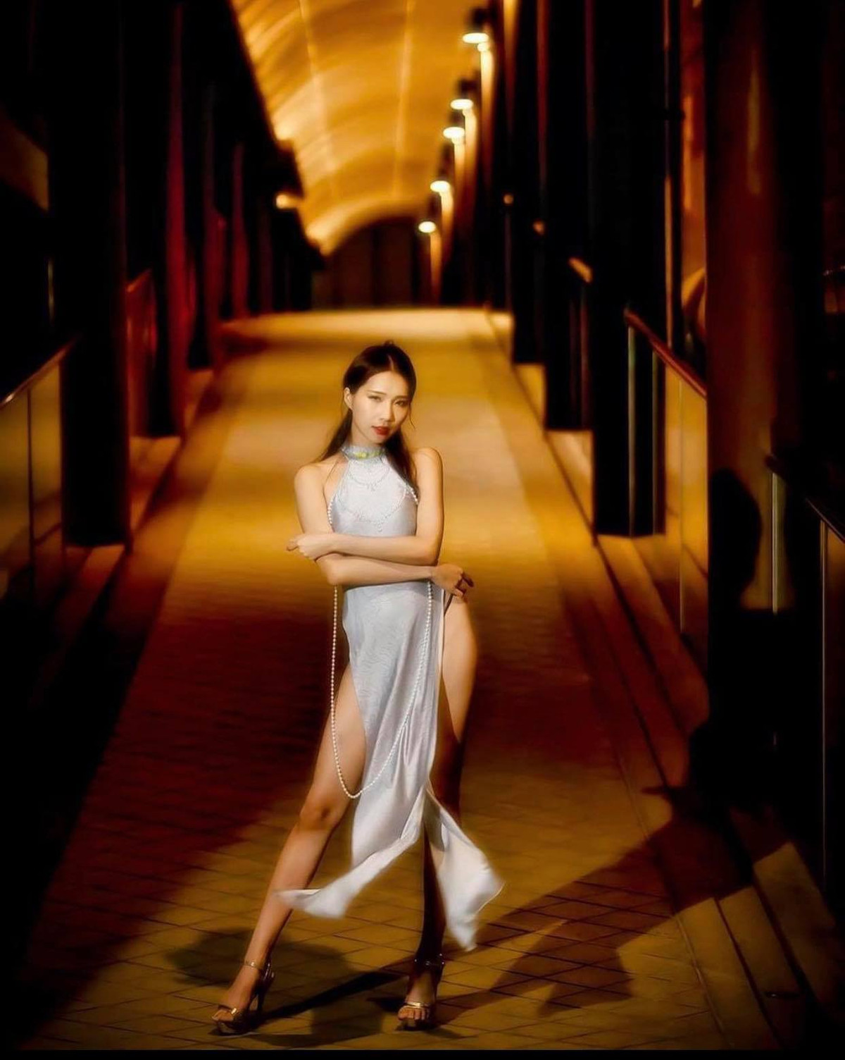 Hình ảnh người mẫu Anita diện trang phục áo dài cổ yếm cách tân không quần bị dân tình lên án dữ dội.