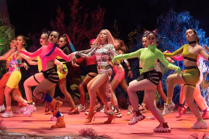 Trong MV ra mắt đầu tháng 4/2020, nhiều khán giả cho rằng Hoàng Thùy Linh ăn mặc phản cảm trong bộ trang phục có hình dáng khá giống với áo dài cách tân. Điều đáng nói là khi sử dụng trang phục này, Hoàng Thùy Linh lại không mặc chung quần dài.