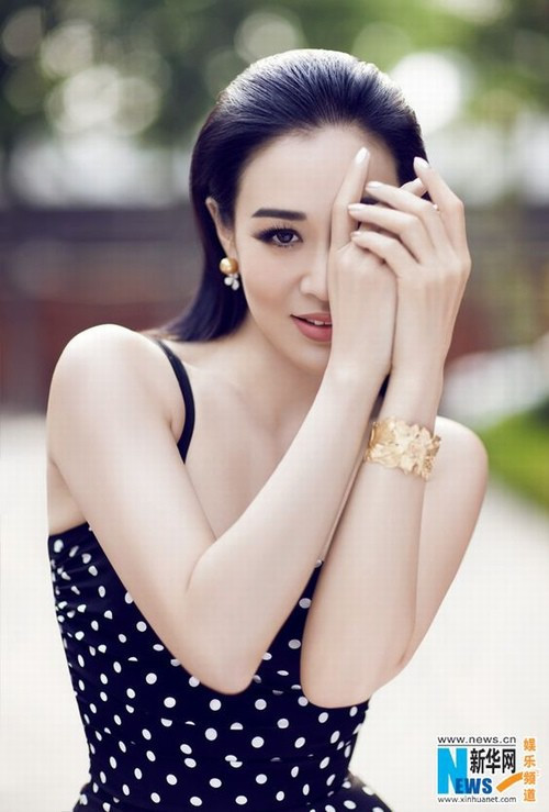 "Vì tôi chủ yếu ăn chay cùng với lượng tinh bột rất thấp nên tôi bổ sung thêm bột protein để bù lại lượng thịt cá bị thiếu. Tôi ưu tiên các loại trái cây ít đường mỗi sáng như việt quất, dâu tây, bưởi. Ăn trái cây buổi sáng góp phần đốt cháy calo thông qua nhiều hình thức vận động, tập thể dục trong ngày", “bom sex gốc Việt” chia sẻ.