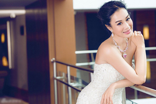 Ngoài ra, để hạn chế tích mỡ đồng thời hỗ trợ bảo vệ sức khỏe hệ tiêu hóa, Chung Lệ Đề còn áp dụng phương pháp nhịn ăn gián đoạn 16:8. Theo đó cô sẽ ăn trong 8 tiếng và nhịn trong 16 tiếng liên tiếp để cơ thể có đủ thời gian tiêu hóa cũng như chuyển hóa mỡ thừa thành năng lượng. "Ăn suốt cả ngày sẽ khiến hệ tiêu hóa của bạn phải làm việc thường xuyên, không tốt cho dạ dày", bà mẹ 3 con giải thích.