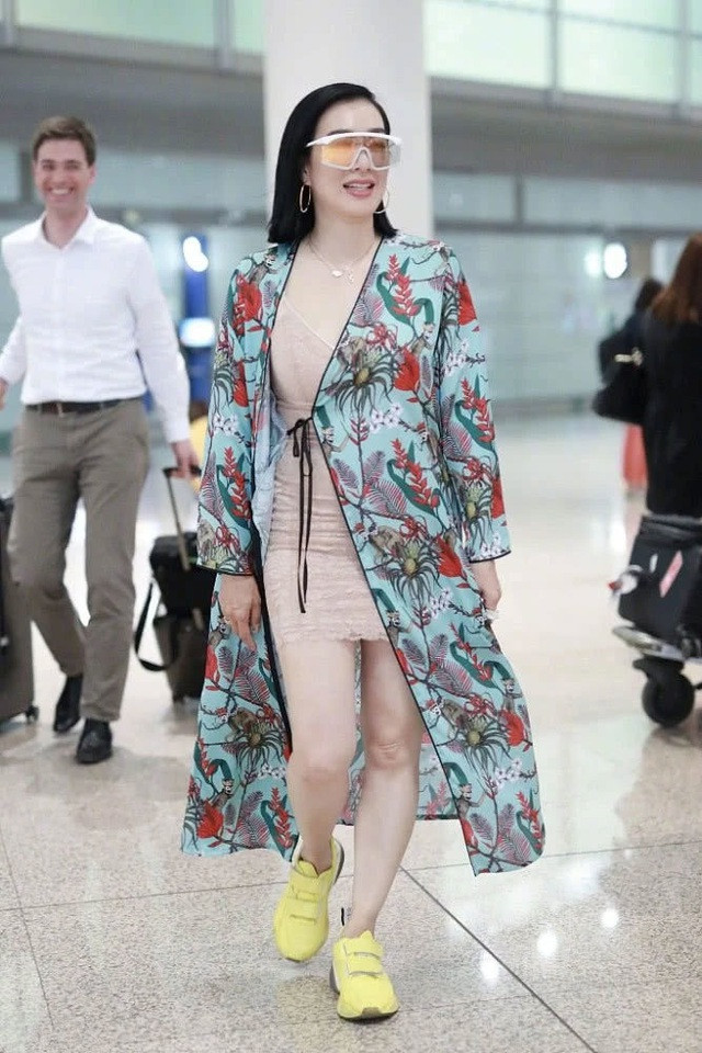 Người đẹp 7X khuyến khích nên dành ít nhất 4 phút mỗi ngày cho các bài tập Tabata giúp đốt cháy calo, mỡ thừa hiệu quả. Cô nhấn mạnh rằng những bài tập này hoàn toàn có thể thực hiện tại nhà bằng cách học hỏi qua ứng dụng, video hướng dẫn tập luyện. Cô còn rất chuộng các hoạt động ngoài trời như trượt tuyết.