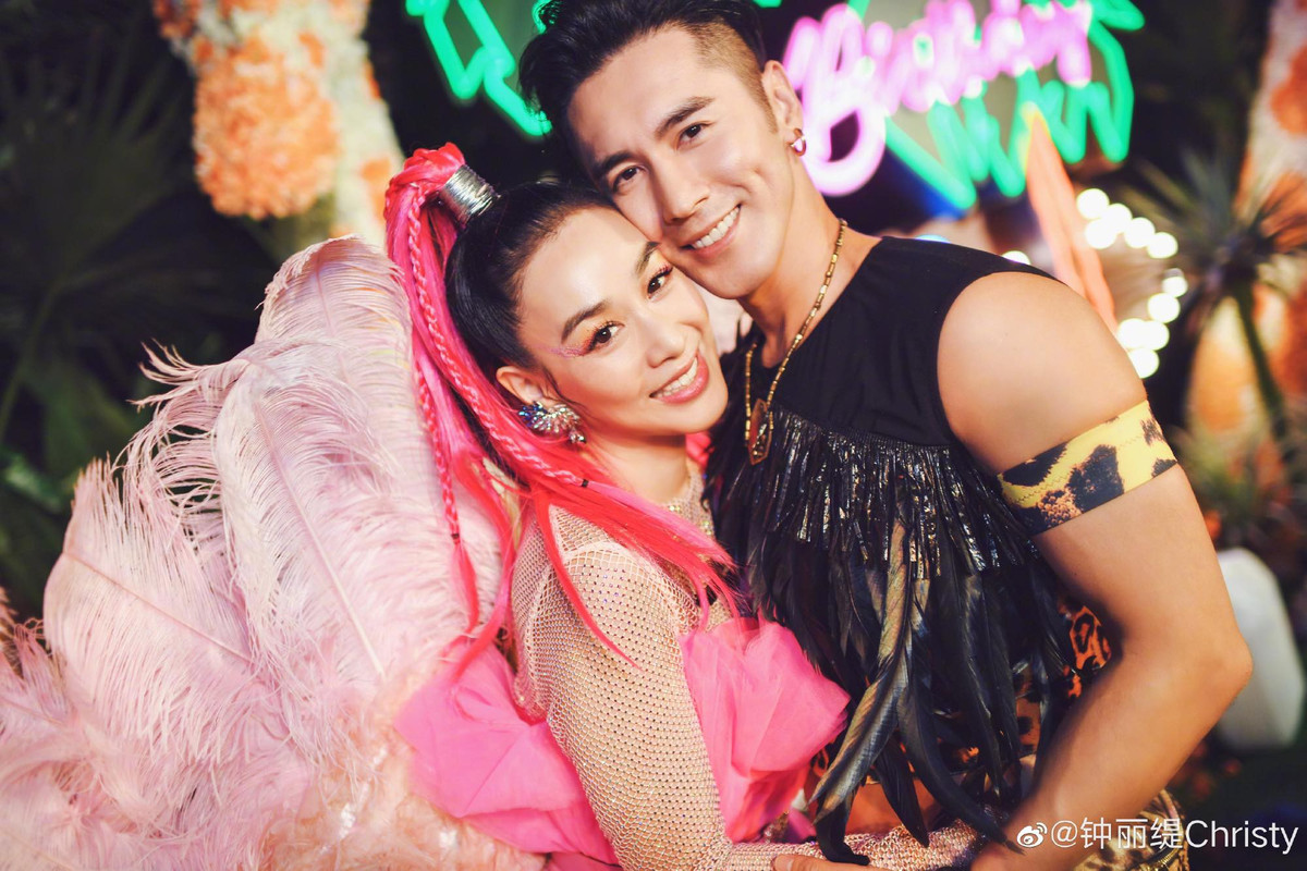 Đã trải qua 3 lần mang thai và sinh nở nhưng dường như dấu tích làm mẹ và tuổi tác không hề bộc lộ ở Chung Lệ Đề. Ở tuổi 50 nhưng cô vẫn sở hữu vóc dáng nóng bỏng và hạnh phúc bên người chồng thứ 3 kém 12 tuổi.