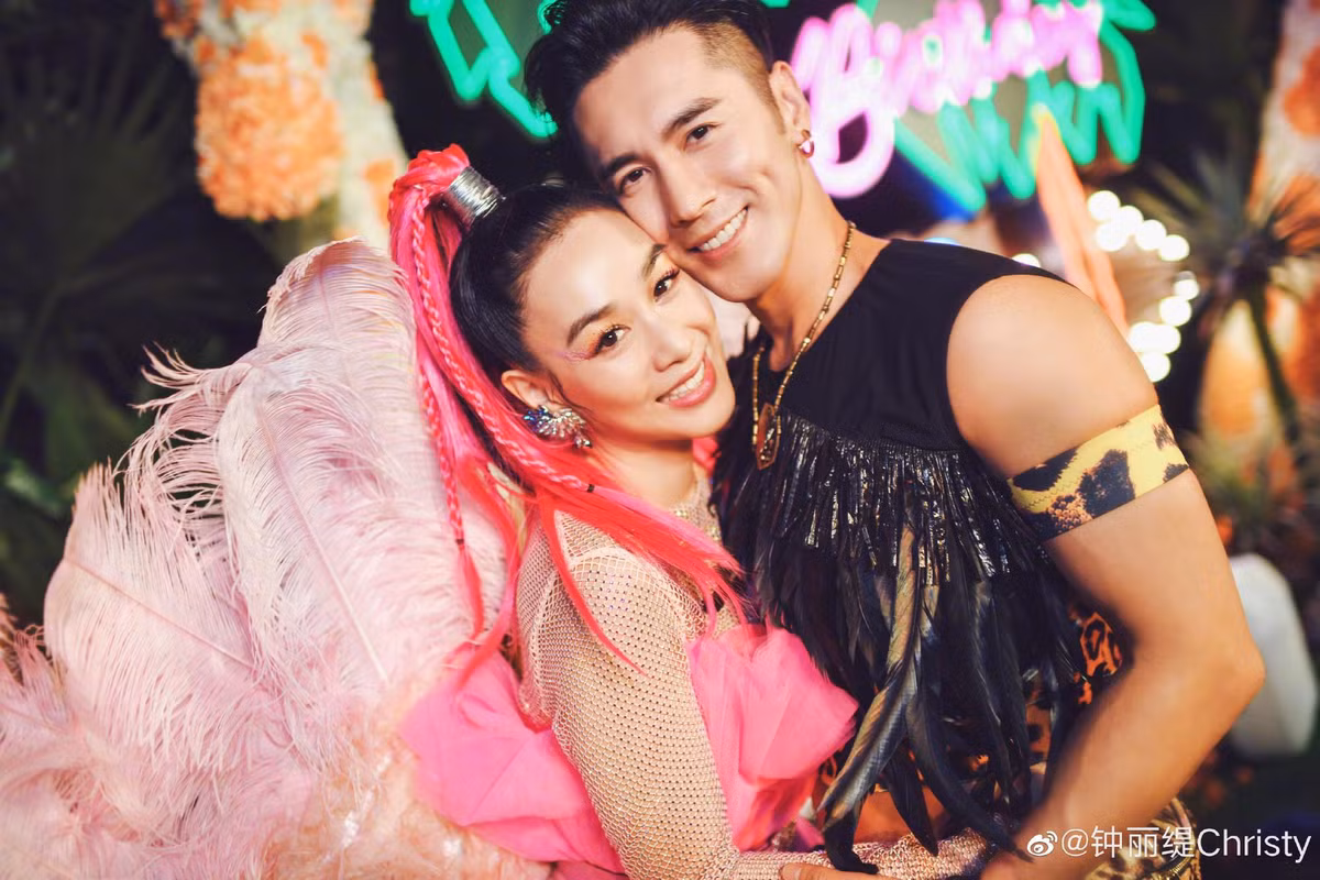 Đã trải qua 3 lần mang thai và sinh nở nhưng dường như dấu tích làm mẹ và tuổi tác không hề bộc lộ ở Chung Lệ Đề. Ở tuổi 50 nhưng cô vẫn sở hữu vóc dáng nóng bỏng và hạnh phúc bên người chồng thứ 3 kém 12 tuổi.