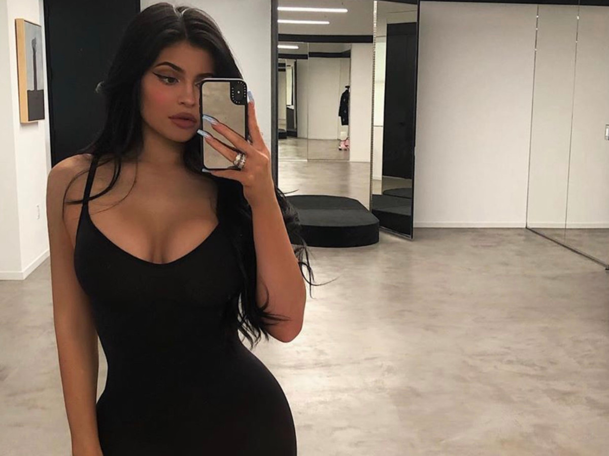 Chia sẻ trên trang Instagram cá nhân, Kylie phải vật lộn mỗi ngày để làm bữa sáng. Một bữa sáng lành mạnh điển hình của Kylie gồm có trứng khuấy (scrambled eggs), bơ tươi và thịt xông khói.