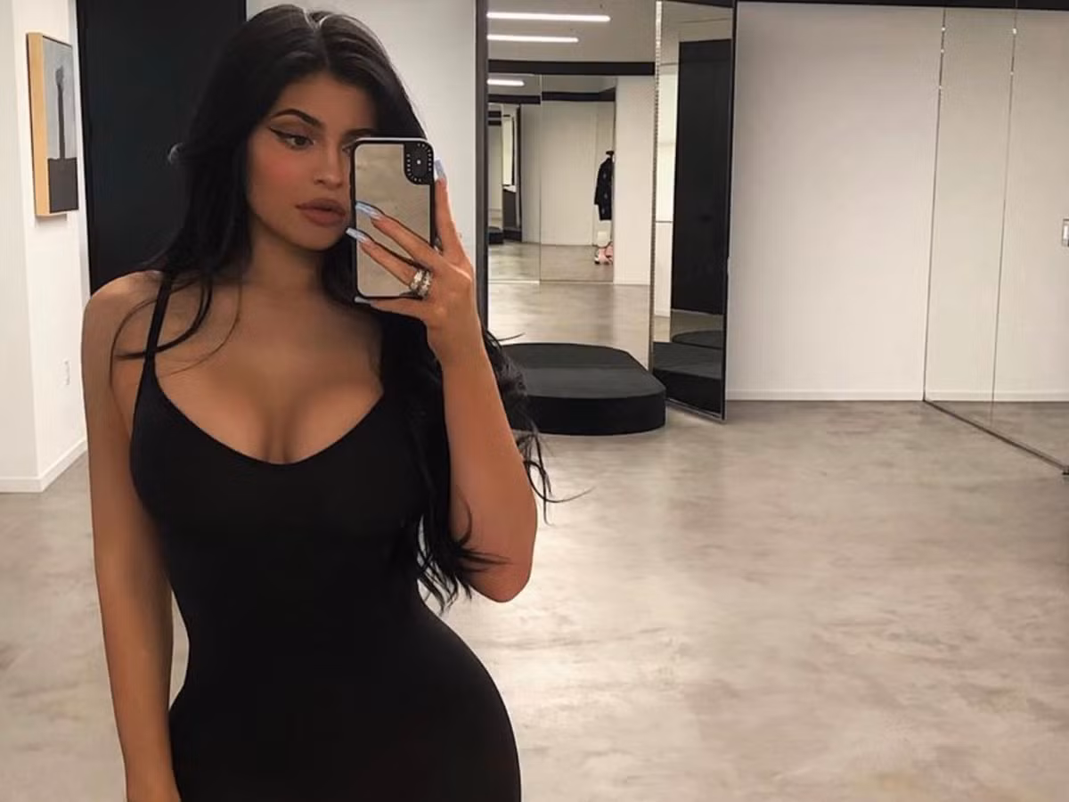 Chia sẻ trên trang Instagram cá nhân, Kylie phải vật lộn mỗi ngày để làm bữa sáng. Một bữa sáng lành mạnh điển hình của Kylie gồm có trứng khuấy (scrambled eggs), bơ tươi và thịt xông khói.