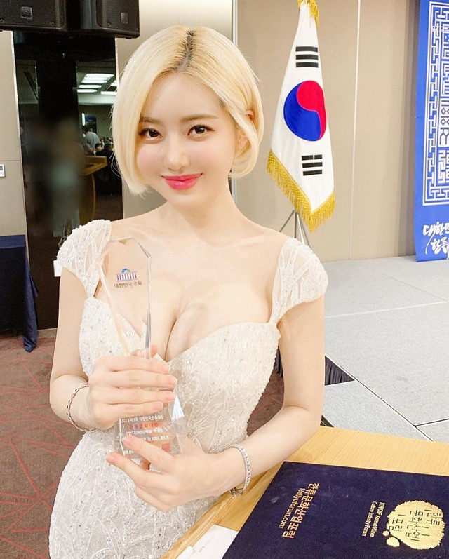 Soda hút mắt với chiếc đầm đính kim tuyến khoe dáng "bốc lửa".