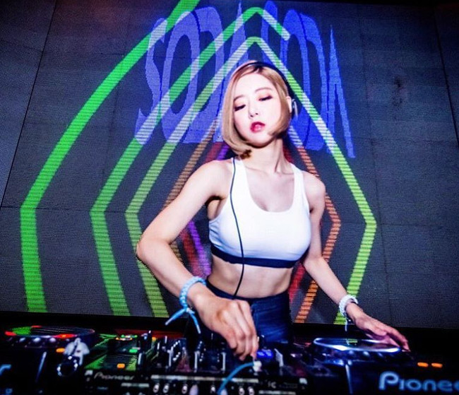 DJ Soda gây mê người đối diện bởi vóc dáng nóng bỏng, đường cong phồn thực được ví như truyện tranh Nhật Bản.
