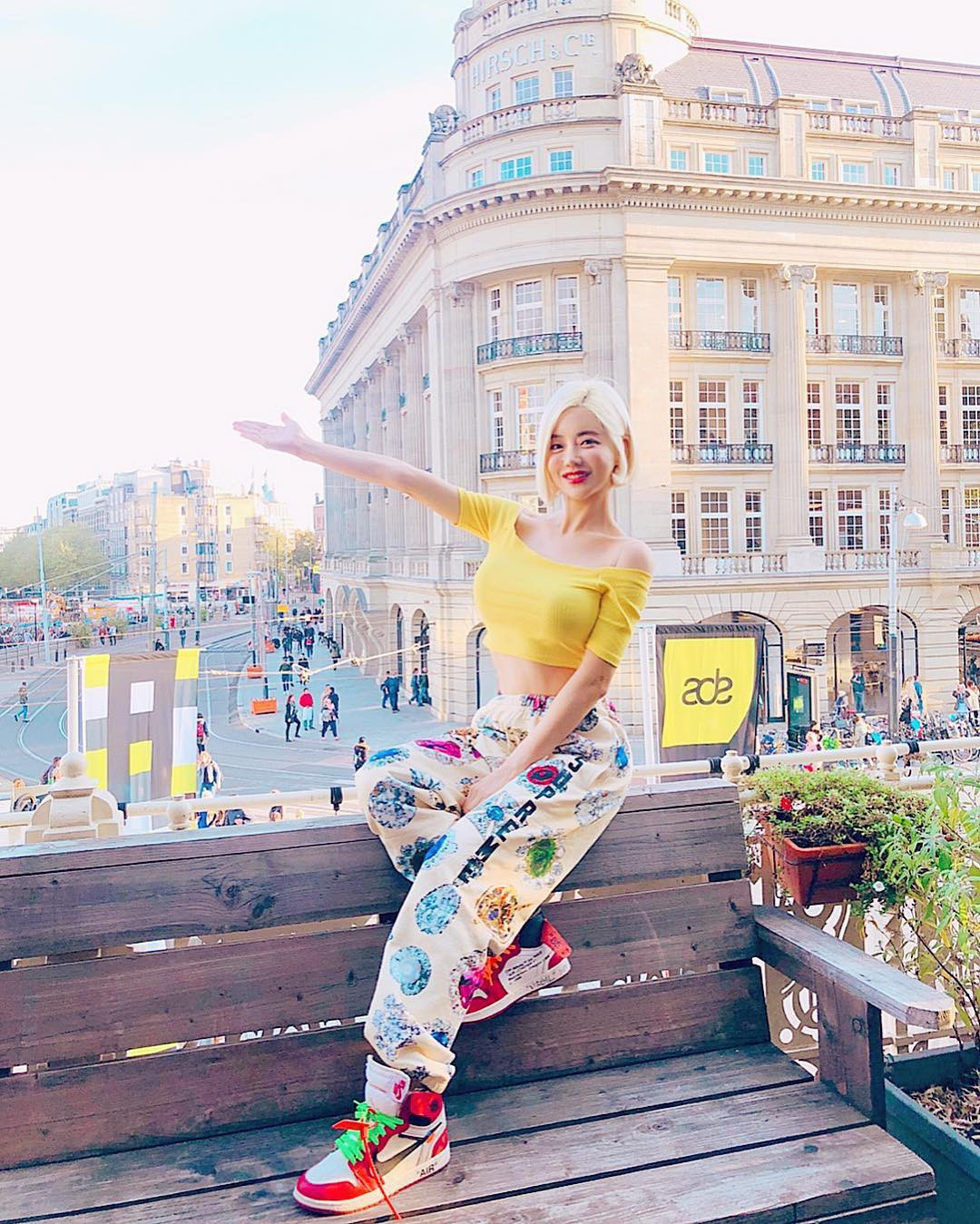 Ngày thường, người đẹp 8X phối croptop trễ vai với quần thể thao khoe vòng hai săn chắc.