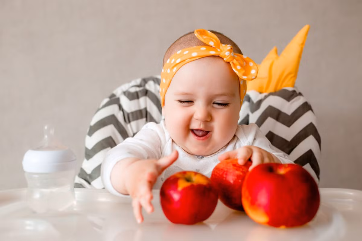 Táo: Hương vị của táo rất thơm ngon và giúp cơ thể tăng cảm giác no. Táo giàu đường, protein, canxi, vitamin và cellulose. Trẻ thường xuyên ăn táo giúp tăng cường khả năng miễn dịch.