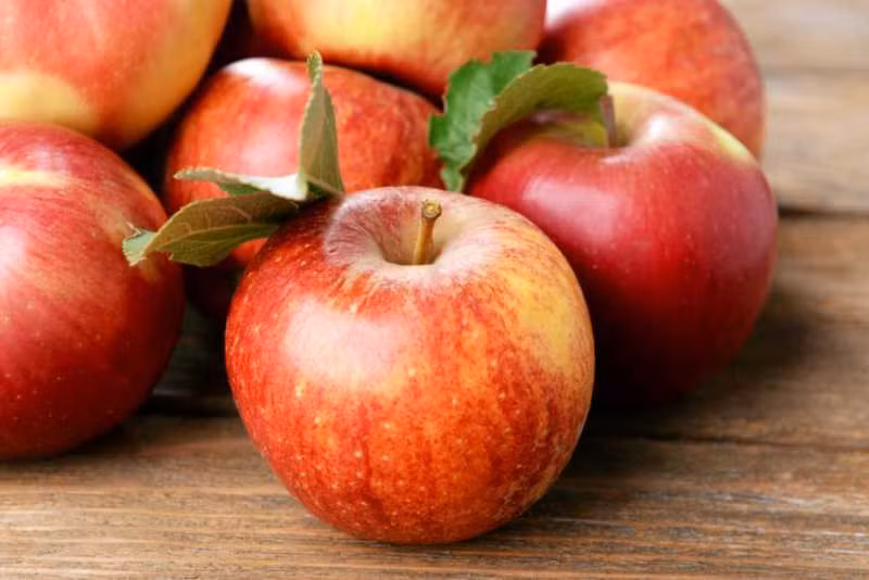 Táo chứa rất nhiều kẽm, là một trong những yếu tố quan trọng để thúc đẩy sự phát triển trí não. Đối với trẻ, ăn táo có thể cải thiện trí nhớ.