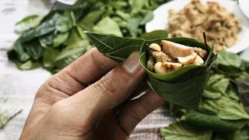 Cuốn hết các nguyên liệu vào miếng bánh đa nem, chấm vào thứ mắm hạt sệt sệt, nhai thật từ tốn để cảm nhận hết vị ngọt của cá, vị bùi của lạc rang, cả vị thơm nồng béo ngậy, mùi hăng hăng của rau, vị chát từ chuối xanh khiến không ai có thể quên được. Ảnh: Internet.