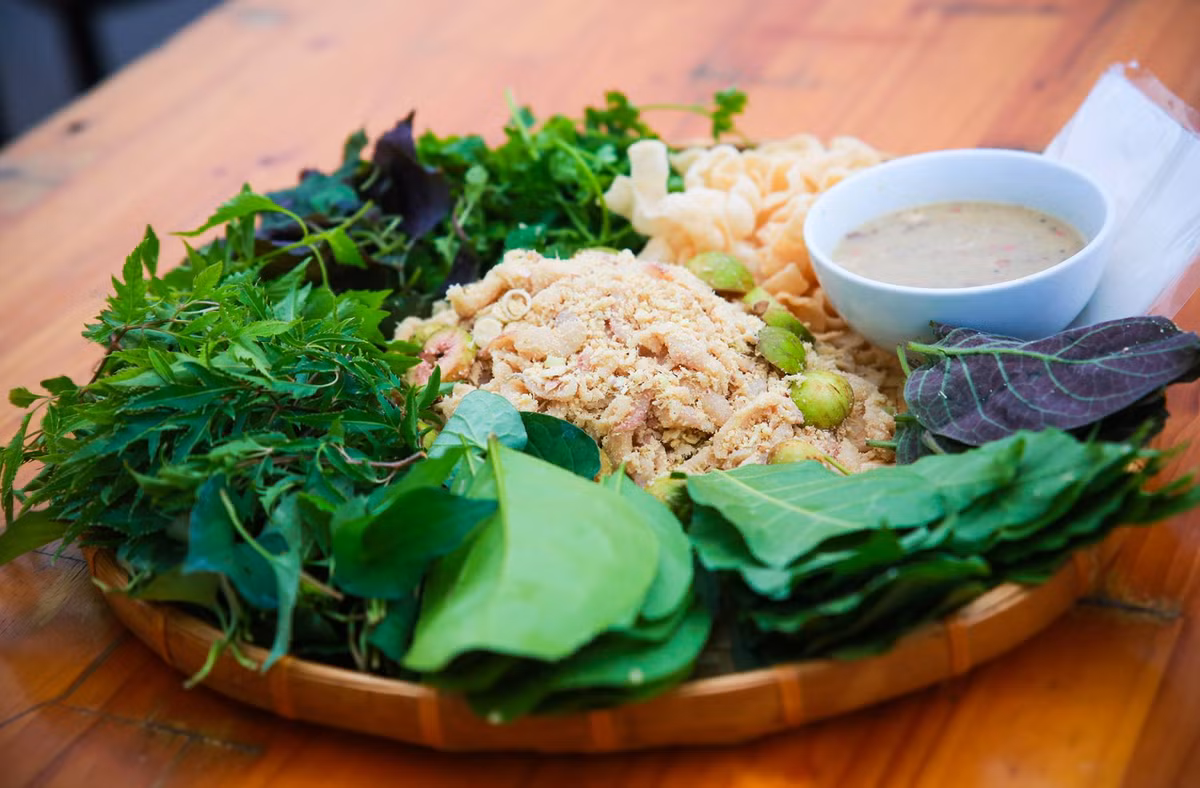 Ăn gỏi cá mè không thể thiếu các loại rau thơm làm gia vị như: lá đinh lăng, lá sung, lá cây mưng (cây lộc vừng), lá diếp cá, lá ngò tàu, lá ổi, lá mơ, lá Vọng canh, lá cây Lúc lác…Đặc biệt, lá hái về phải lau, không được rửa, nếu rửa thì phải dùng quạt, quạt cho khô nước thì cuốn gỏi ăn mới ngon.