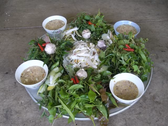 Phần đầu cá được để riêng để nấu hạt. Hạt là nước sốt để chấm cá mè đặc trưng của người Bắc Giang. Đầu cá được băm nhỏ (như xay bột) nhưng không được xay, làm thế thịt cá sẽ chín trước khi chế biến mất vị ngon.