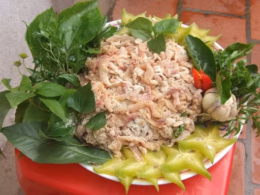 Sau đó đem nấu cùng nước riềng, tương, mẻ, muối vừa trên bếp rất nhỏ lửa. Khuấy đều hỗn hợp cho đến khi đặc như bánh đúc, múc ra bát có thể lật được lại thì hạt mới ngon. Đây là món chấm rất đặc trưng của gỏi cá, không có nó không thành gỏi cá mè xứ Bắc Giang.