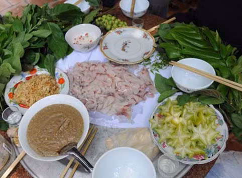 Dùng giấy thấm bản để thấm cá cho ráo, như vậy thì ướp gia vị ăn gỏi mới ngon. Ướp cùng thịt cá mè sẽ là thính thơm được làm từ bột xay, riềng giã mục để khi ăn cuốn với rau vừa thơm vừa bùi.