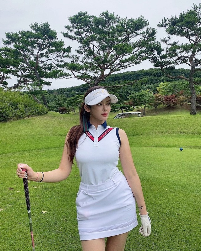 Ngoài ra, cô còn có sở thích chơi golf cũng có hiệu quả trong việc đốt cháy calo nhằm giữ dáng.