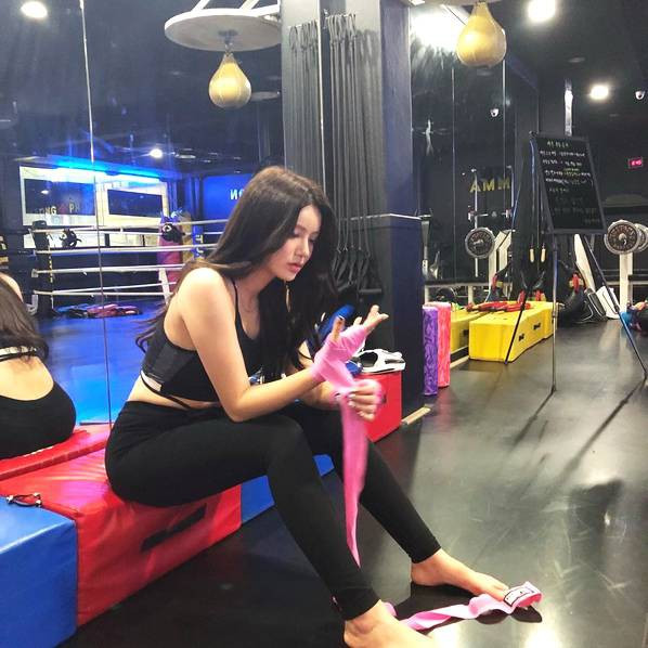 Nữ giáo viên xinh đẹp luyện tập nhiều bộ môn để giúp cho cơ thể dẻo dai, khỏe mạnh. Cô là tín đồ của bộ môn gym nhiều năm. Bên cạnh đó, cô còn thực hiện những bài tập cardio và plank mỗi ngày.