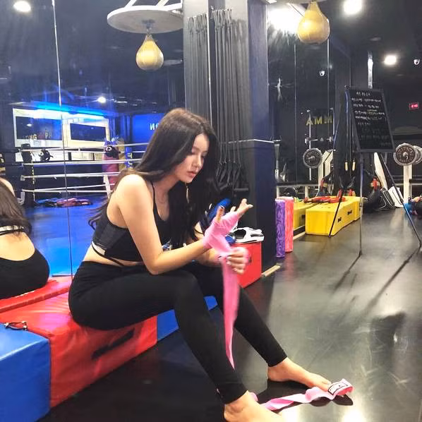 Nữ giáo viên xinh đẹp luyện tập nhiều bộ môn để giúp cho cơ thể dẻo dai, khỏe mạnh. Cô là tín đồ của bộ môn gym nhiều năm. Bên cạnh đó, cô còn thực hiện những bài tập cardio và plank mỗi ngày.