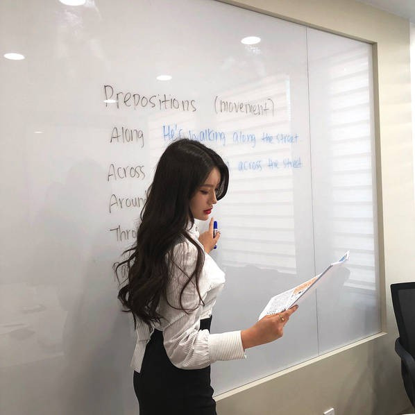 Sarah gây chú ý bởi sở hữu gương mặt đẹp và body gợi cảm, không thua kém gì bất cứ ca sĩ hay diễn viên nào trong showbiz.