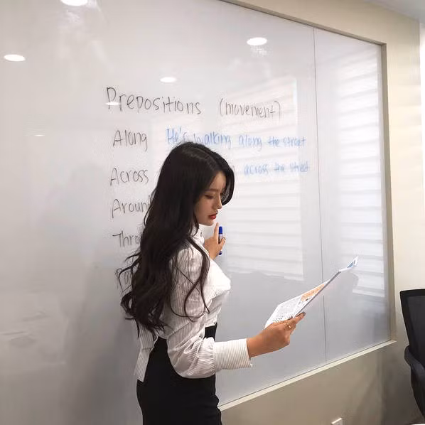 Sarah gây chú ý bởi sở hữu gương mặt đẹp và body gợi cảm, không thua kém gì bất cứ ca sĩ hay diễn viên nào trong showbiz.