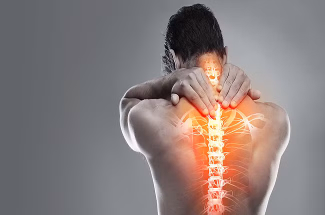 Đau nhức xương khớp: Nếu cơ thể bạn thiếu canxi sẽ gây nên tình trạng loãng xương. Đặc biệt, tình trạng loãng xương thường xảy ra ở phụ nữ mãn kinh hoặc sau mãn kinh có nồng độ estrogen giảm, làm giảm sự hấp thu canxi khiến cho bạn dễ mắc các bệnh về xương khớp, đau nhức mỗi khi thay đổi thời tiết. Ảnh: Internet.