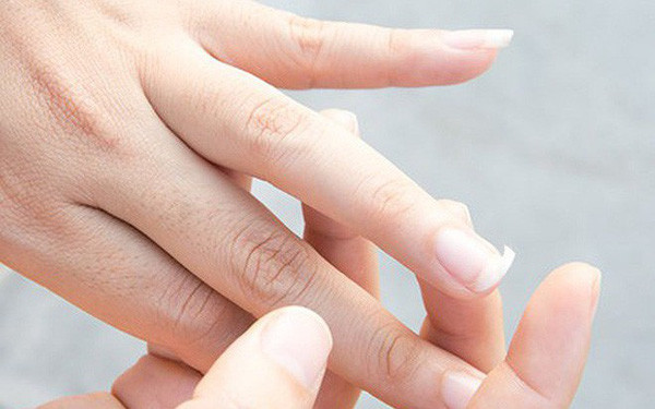 Móng tay yếu và dễ gãy: Tóc và móng tay thường có liên quan mật thiết tới độ canxi, vitamin trong cơ thể của bạn. Vì vậy, khi móng tay yếu và dễ gãy cũng là biểu hiện của sự thiếu canxi trong cơ thể.