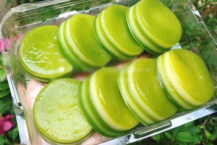 Một chiếc bánh da lợn thơm ngon là sự hòa quyện giữa mùi dẻo thơm đặc trưng của lá dứa, beo béo của nước cốt dừa, kết hợp với lớp bột trong mát như thạch vị bùi bùi của nhân đậu xanh, nước dừa béo ngậy.