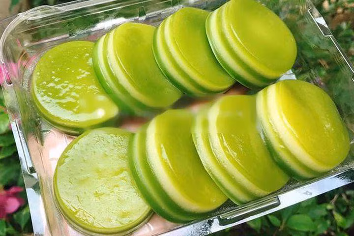 Một chiếc bánh da lợn thơm ngon là sự hòa quyện giữa mùi dẻo thơm đặc trưng của lá dứa, beo béo của nước cốt dừa, kết hợp với lớp bột trong mát như thạch vị bùi bùi của nhân đậu xanh, nước dừa béo ngậy.