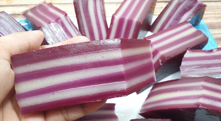 Sở dĩ gọi là bánh da lợn vì bánh có độ bóng mướt mịn, dai dai và có nhiều lớp giống như các lớp bì ở da lợn.