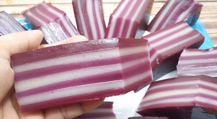 Sở dĩ gọi là bánh da lợn vì bánh có độ bóng mướt mịn, dai dai và có nhiều lớp giống như các lớp bì ở da lợn.