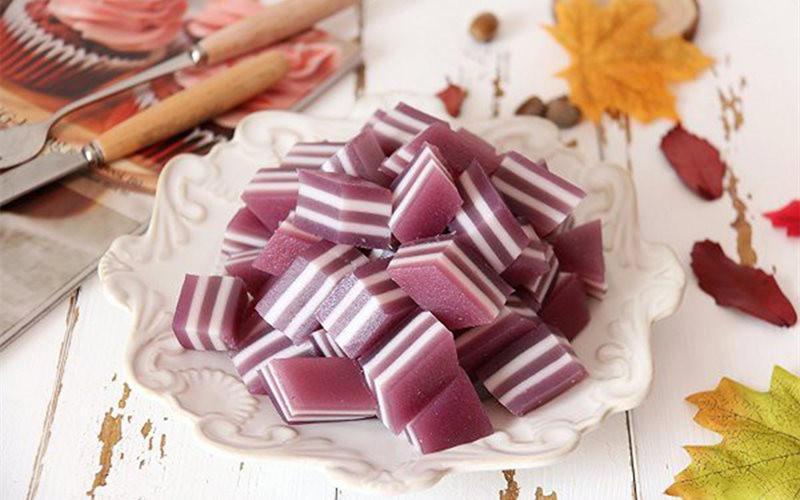 Bánh có vị thanh mát, ngọt thơm, ăn nhiều không bị ngán. Đây là loại dân dã từ trẻ con đến người già, người ăn chay hay ăn mặn đều ưa thích. Có lẽ vì thế mà bánh da lợn luôn có mặt và gắn bó với đời sống văn hóa của người dân miền Tây sông nước. Ảnh: IT.