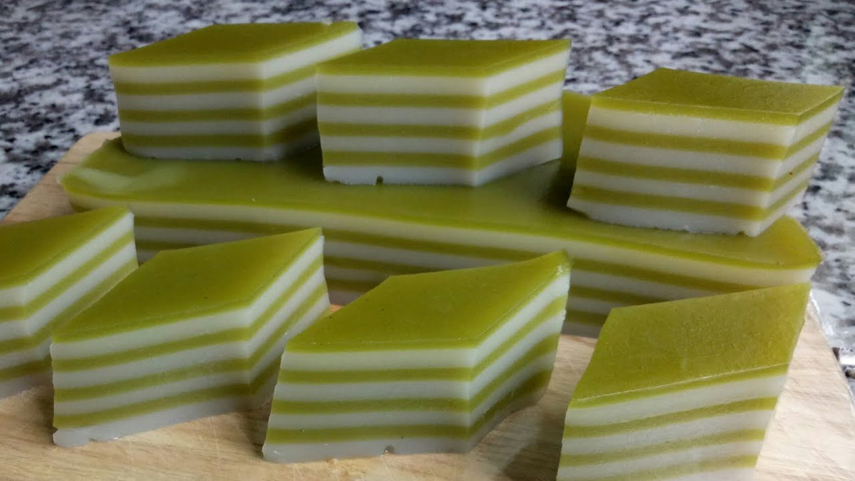 Nguyên liệu chế biến bánh gồm bột năng, bột nếp, đường, cốt dừa, màu sắc thêm vào là tùy màu lá: lá dứa cho màu xanh, lá cẩm cho màu tím, màu đỏ thì dùng gấc, vàng là bột nghệ.