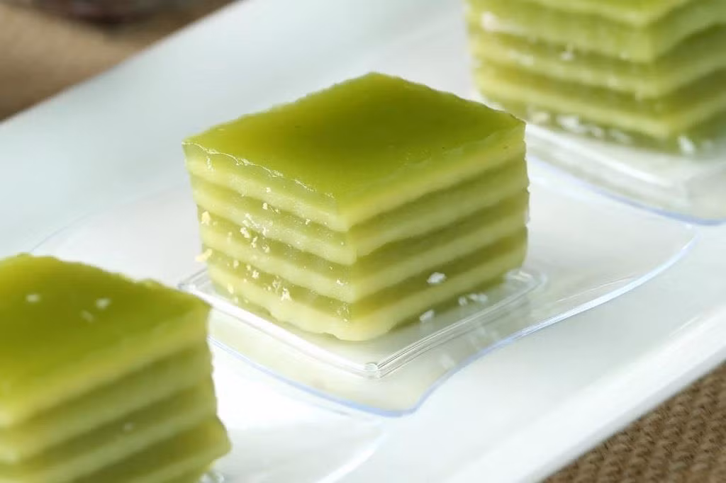 Bánh da lợn có nguồn gốc từ các tỉnh Nam Bộ và là loại bánh có thể làm quanh năm nhờ nguồn nguyên liệu phổ biến, dễ kiếm.