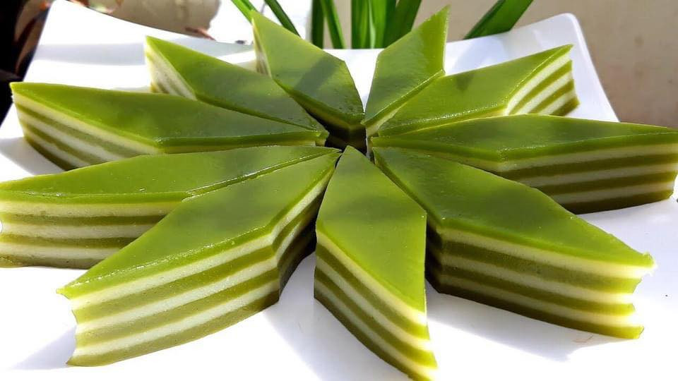 … Theo truyền thống, mỗi chiếc bánh có một lớp màu vàng nhạt làm từ đậu xanh và một lớp màu xanh lá cây làm từ lá dứa, các thành phần linh hoạt khác bao gồm sầu riêng hoặc khoai môn. Sau khi hấp và làm lạnh, bánh thường được cắt thành hình kim cương".