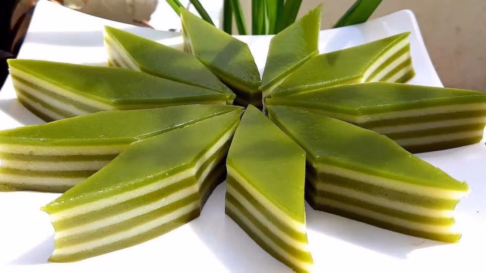… Theo truyền thống, mỗi chiếc bánh có một lớp màu vàng nhạt làm từ đậu xanh và một lớp màu xanh lá cây làm từ lá dứa, các thành phần linh hoạt khác bao gồm sầu riêng hoặc khoai môn. Sau khi hấp và làm lạnh, bánh thường được cắt thành hình kim cương".