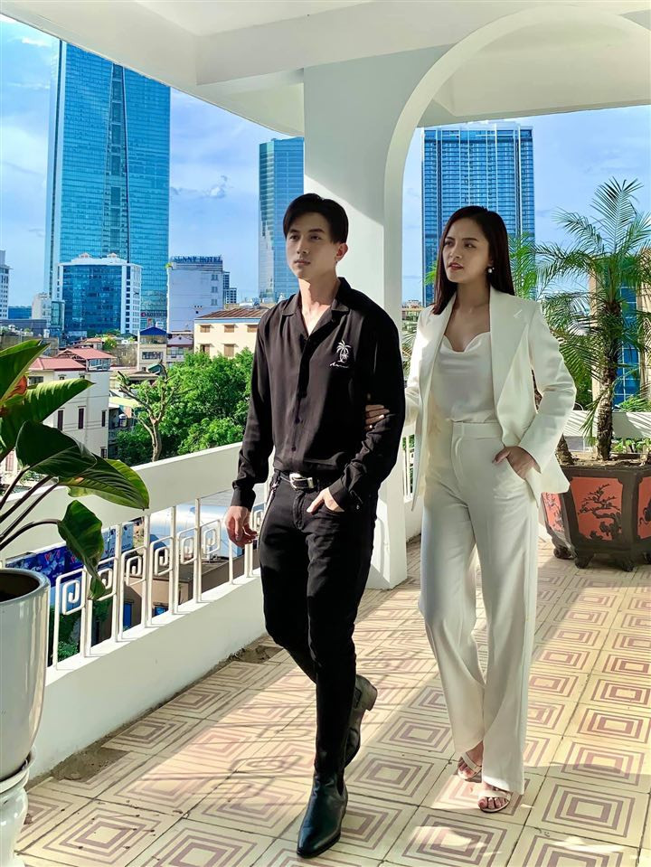 Không chỉ giỏi diễn xuất, nhân vật Khánh Thy còn được khen ngợi hết lời khi diện những bộ đồ công sở chuẩn, đẹp và cực kì tôn dáng.