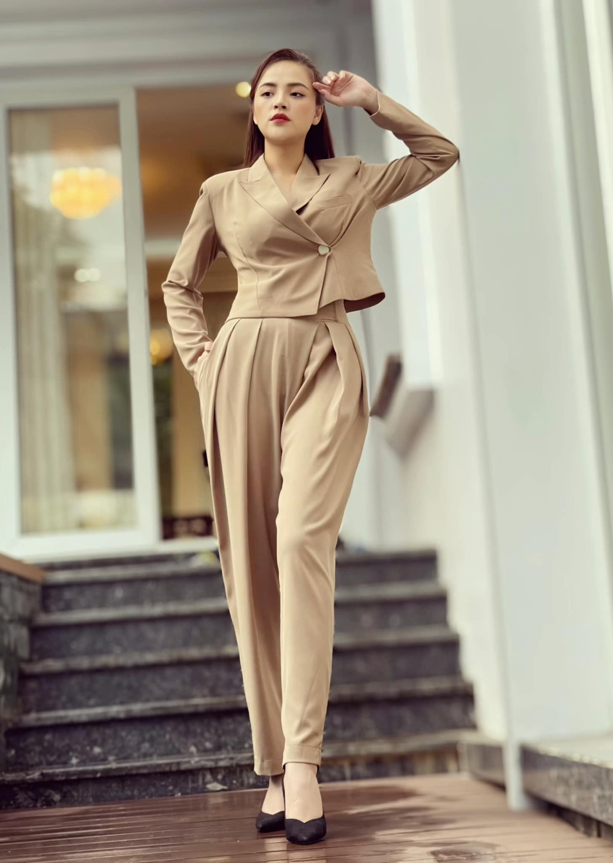 Thu Quỳnh hạn chế ăn tinh bột và không ăn đồ nhiều dầu mỡ. Thay vì ăn các thực phẩm chiên, rán, cô chủ yếu tiêu thụ các món hấp, luộc.