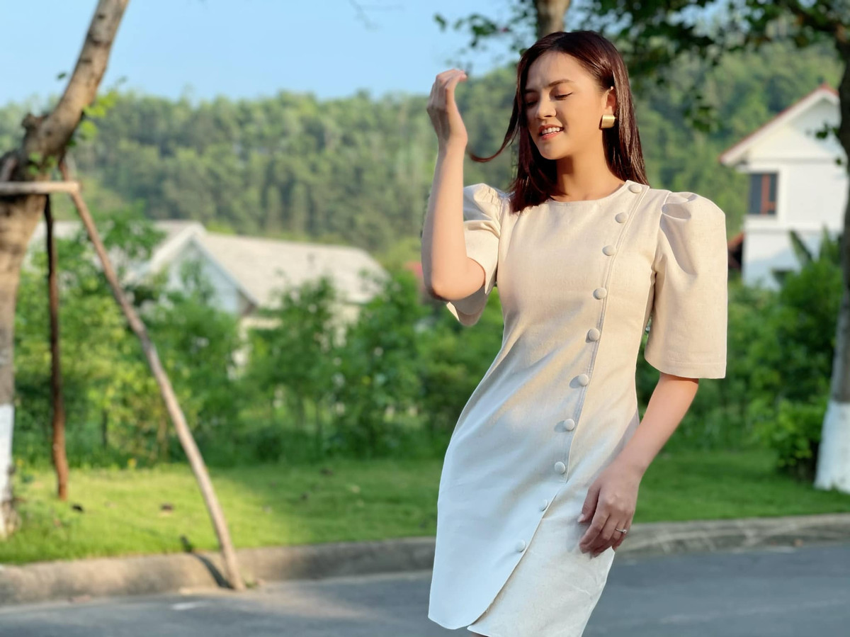 Trên trang cá nhân, nữ diễn viên sinh năm 1988 chia sẻ mặc dù người khá gầy nhưng lên hình mặt vẫn béo nên cô không được ăn mấy dù rất thèm.