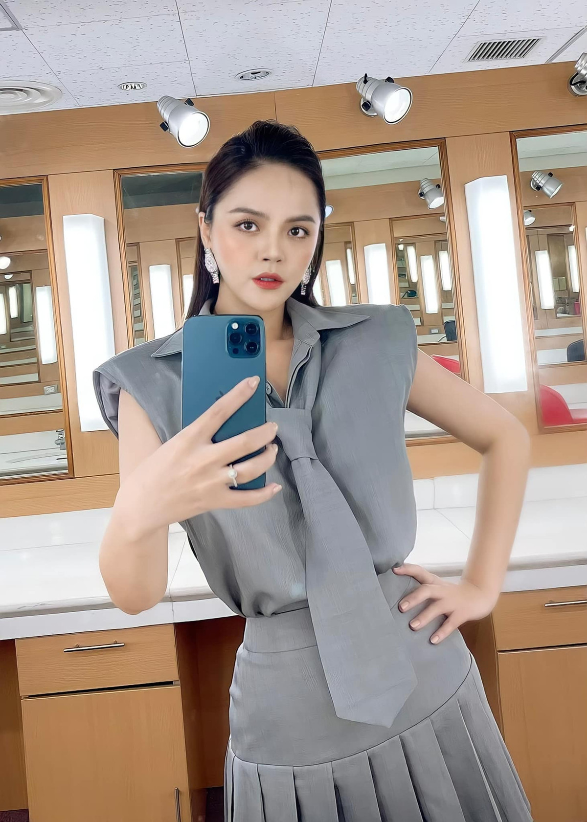 Để có thể diện đồ công sở đẹp và sang chảnh khi lên phim, Thu Quỳnh đã giảm cấp tốc 5kg trước khi bấm máy quay.