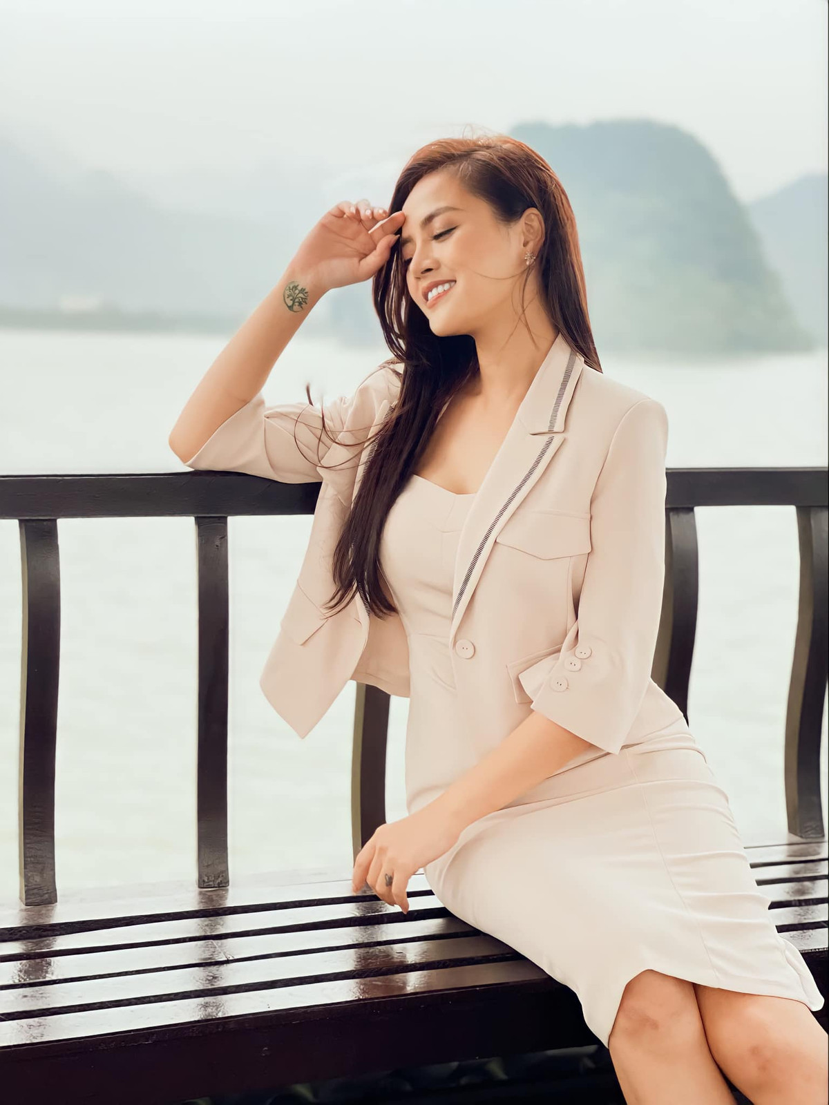 Để giữ vóc dáng thanh mảnh mặc đồ công sở đẹp, Thu Quỳnh phải chia khẩu phần ăn trong ngày ra thành nhiều bữa nhỏ, để dạ dày không bị no căng và bụng không bị to khi lên hình.